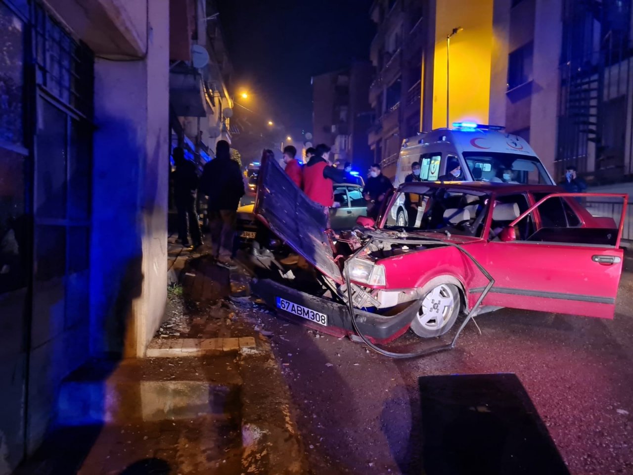 Hurdaya Dönen Araçtan Yaralı Olarak Kurtuldu