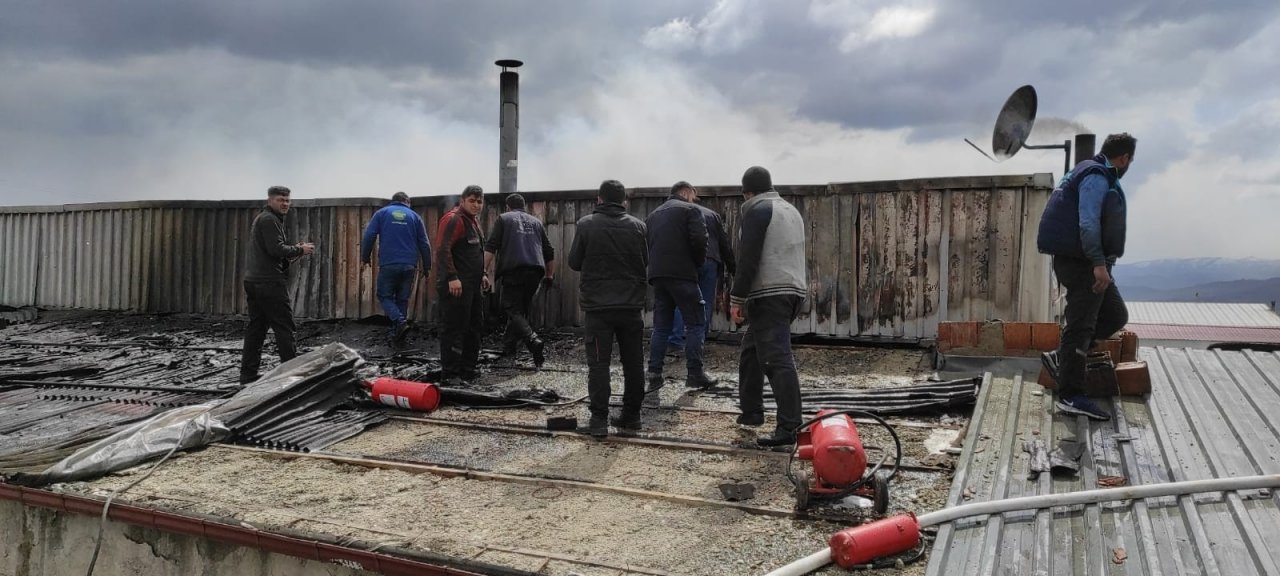 Sanayi Sitesinde Çıkan Yangında Panik Anları Güvenlik Kamerasında