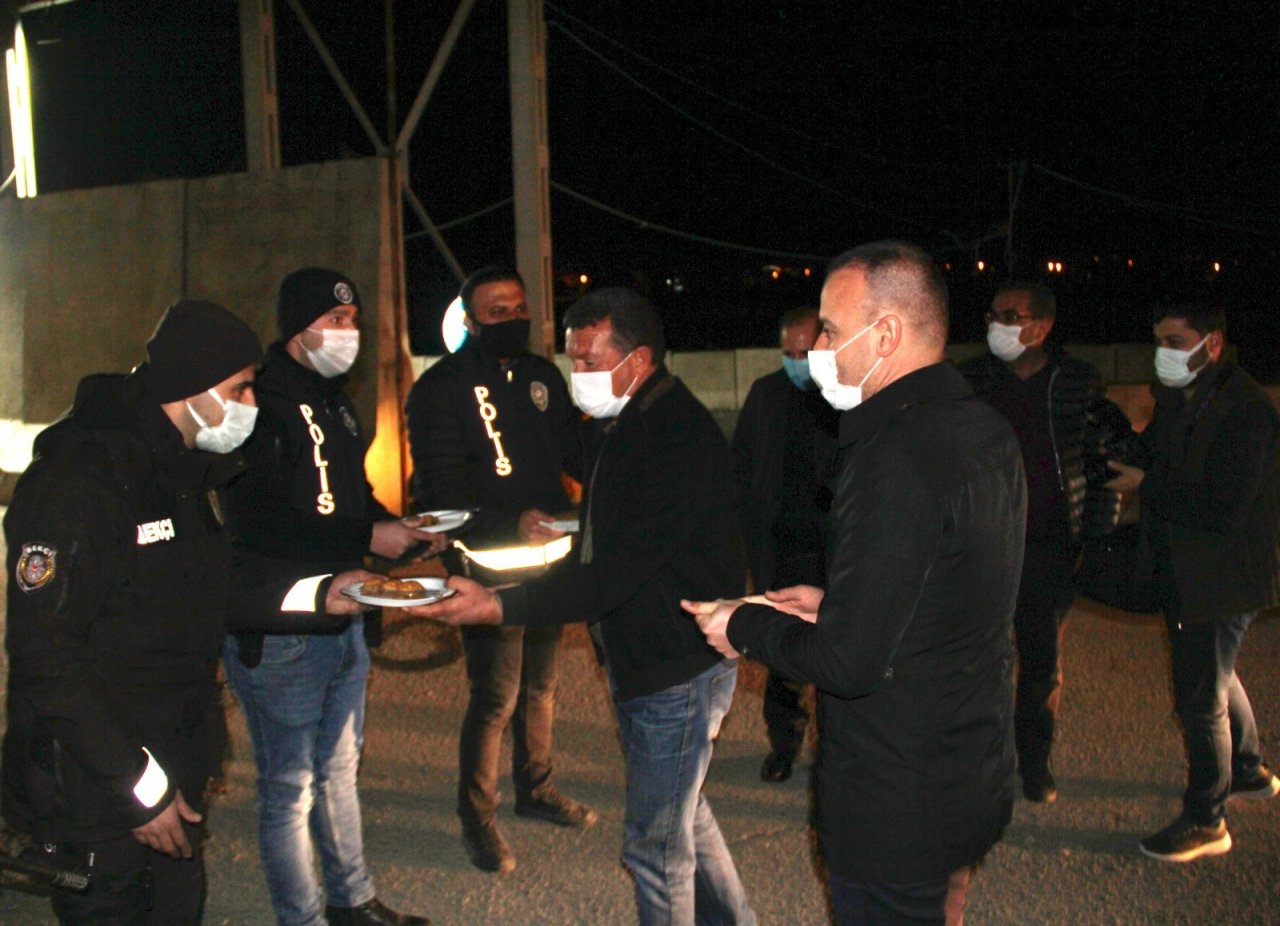 Ağrı Milli Eğitim Müdürü Tekin, Şehrin Giriş Noktalarında Nöbet Tutan Polislere Tatlı İkram Etti