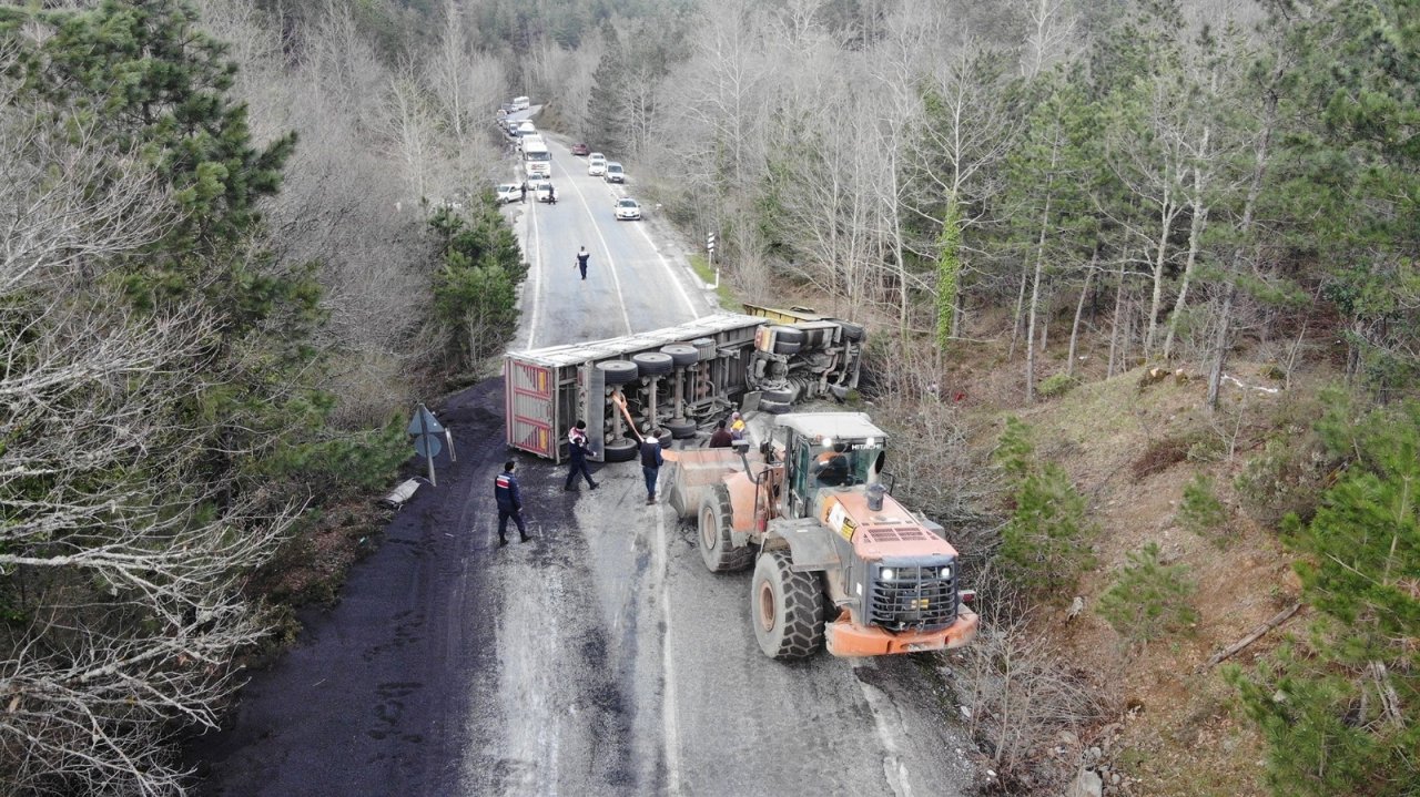 Takla Atan Tır Trafiği 3 Saat Kilitledi