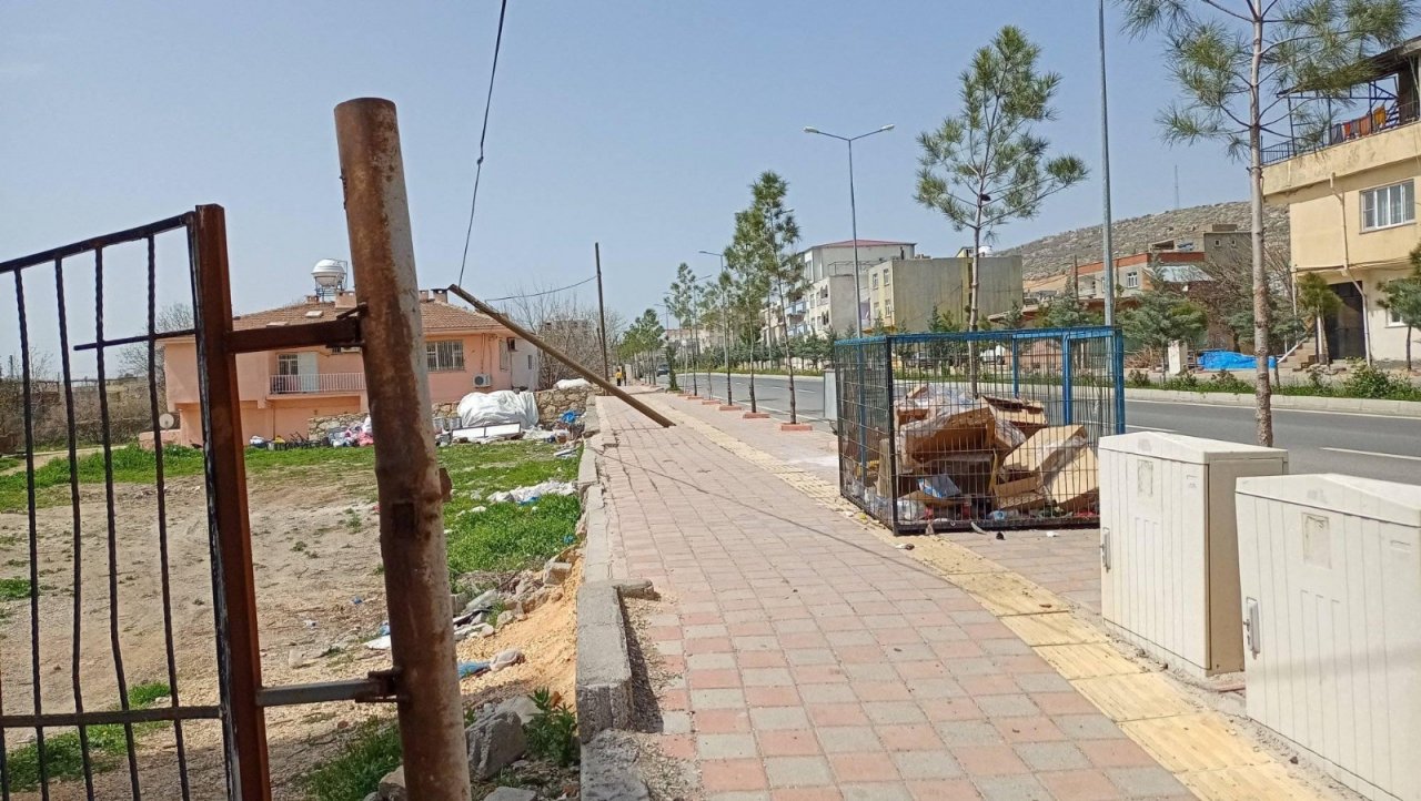 Dicle’de Yıkılmak Üzere Olan Direk Kaymakam Yurdagül’ün Talimatıyla Düzeltildi