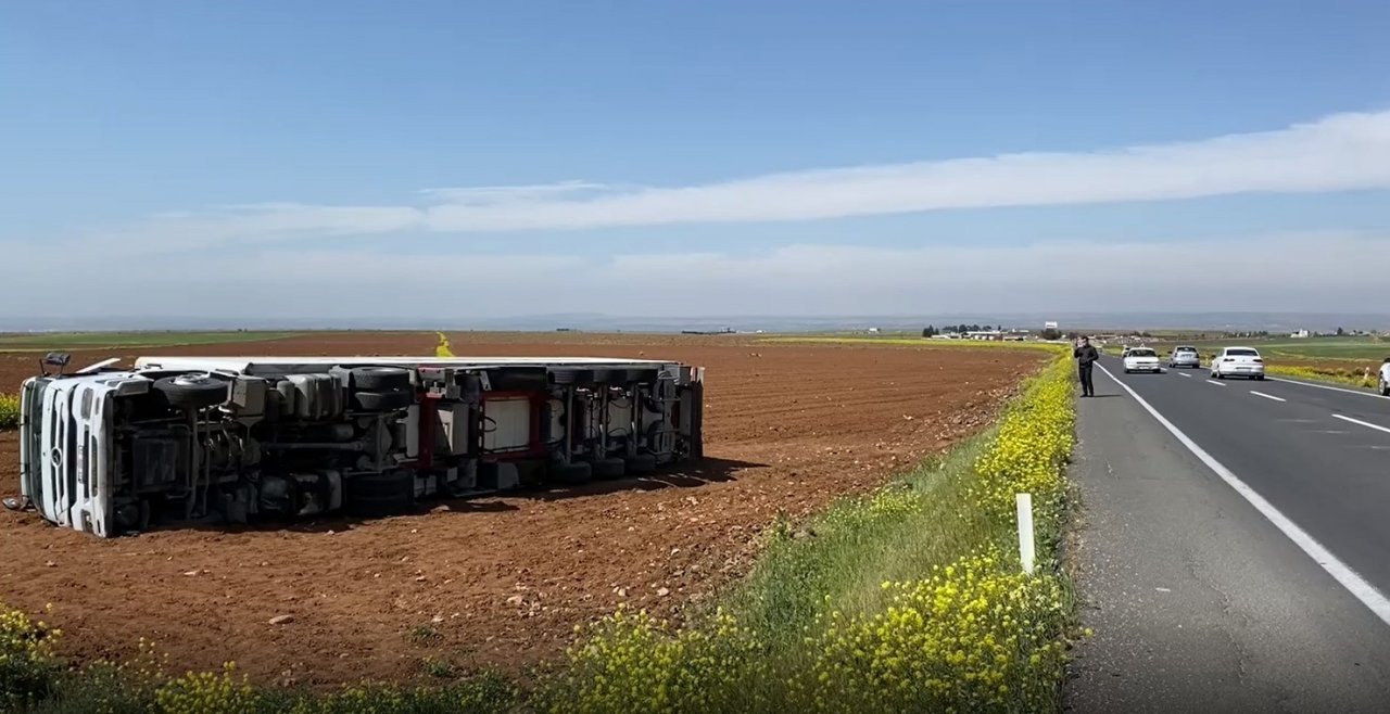 İ̇ran’a Giden Tavuk Yüklü Tır Devrildi: 2 Yaralı