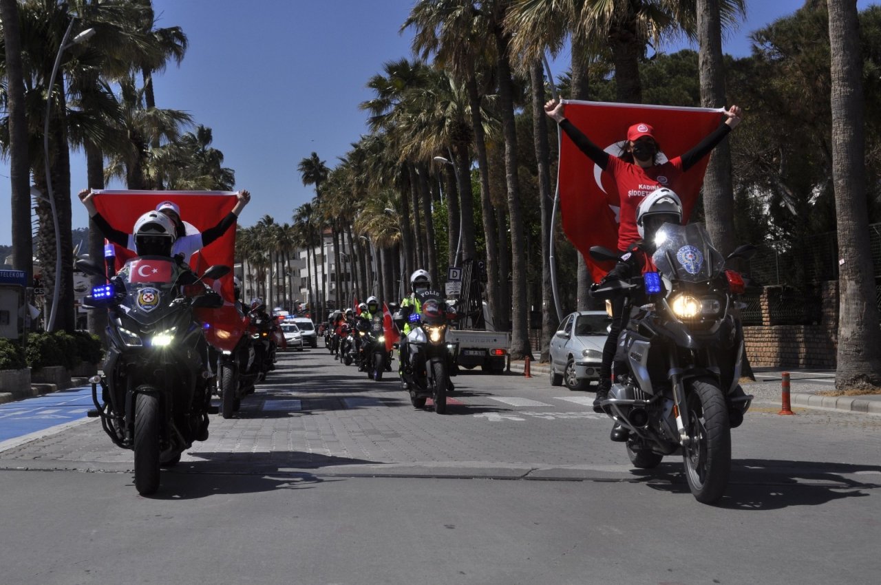 Marmaris Polisinden Anlamlı Kortej