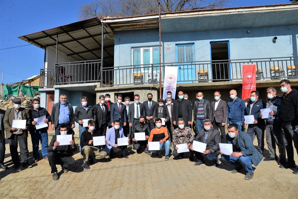 ’sürü Yönetimi Elemanı Benim’ Kursuna Katılan Kursiyerler Belgelerini Aldı