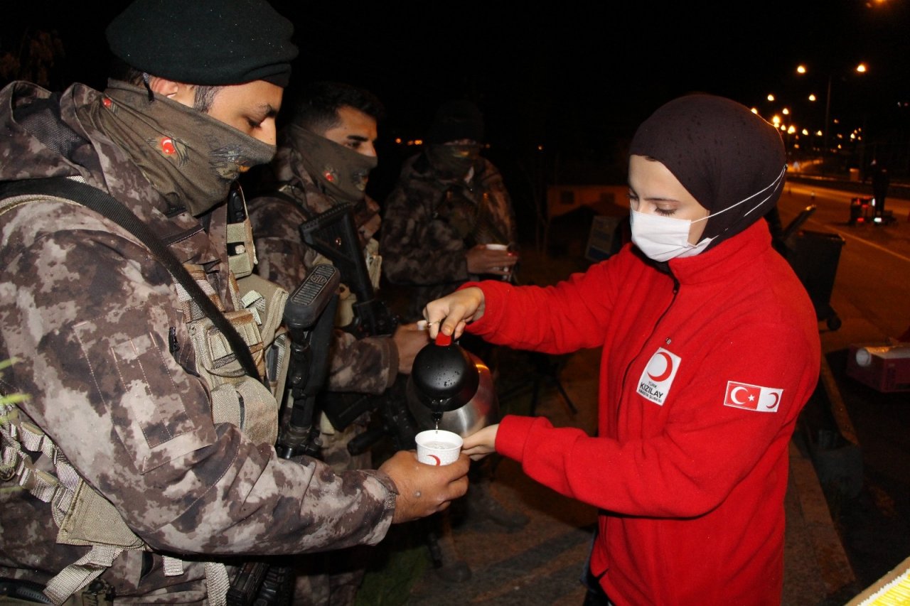 Kızılay’dan Nöbetteki Polislere Çay-kahve İkramı