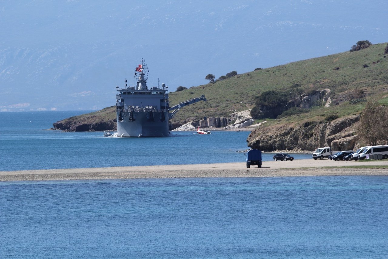 Foça’da Düşen Askeri Uçağın Enkazı Denizden Çıkarıldı